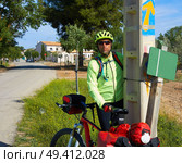 El Toboso don Quijote track sign and biker Saint James Way in Toledo Spain. Стоковое фото, агентство Ingram Publishing / Фотобанк Лори