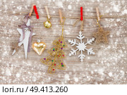 chrismas decorations hanging on rope on wooden background. Стоковое фото, агентство Ingram Publishing / Фотобанк Лори