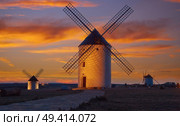 Mota del Cuervo windmills in Cuenca at Castile la Mancha of spain. Стоковое фото, агентство Ingram Publishing / Фотобанк Лори
