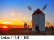 Mota del Cuervo windmills in Cuenca at Castile la Mancha of spain. Стоковое фото, агентство Ingram Publishing / Фотобанк Лори