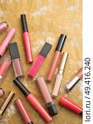 lip gloss in assortiment around golden backround. Стоковое фото, агентство Ingram Publishing / Фотобанк Лори