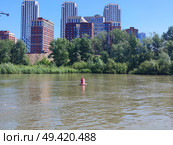 Красный буй на реке Обь в городе Новосибирск. Red buoy on the Ob River in Novosibirsk. Стоковое фото, фотограф Денис Баданин / Фотобанк Лори