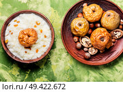 Traditional rice porridge on milk with apples. Rice porridge with apples. Стоковое фото, агентство Ingram Publishing / Фотобанк Лори