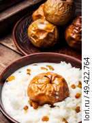 Traditional rice porridge on milk with apples. Rice porridge with apples. Стоковое фото, агентство Ingram Publishing / Фотобанк Лори