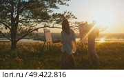 The artists are preparing for a master class in painting and sharing their paintbrushes with each other. Стоковое видео, видеограф Strunov David / Фотобанк Лори