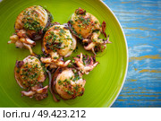 Grilled cuttlefish squid with parsley sauce and garlic lemon on green plate. Стоковое фото, агентство Ingram Publishing / Фотобанк Лори