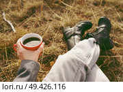 One people holding a cup of coffee or soluble cereals                               . Стоковое фото, агентство Ingram Publishing / Фотобанк Лори