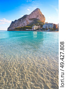 Playa de Fossa beach in Calpe and Ifach penon rock of Alicante in Spain. Стоковое фото, агентство Ingram Publishing / Фотобанк Лори