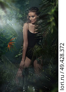 Beautiful young blond lady posing in tropical forest. Стоковое фото, агентство Ingram Publishing / Фотобанк Лори