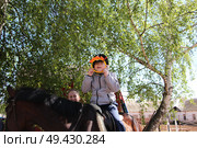 Мальчик обучается верховой езде. Иппотерапия . Ижевск (2025 год) Редакционное фото, фотограф хохрякова альбина накиповна / Фотобанк Лори