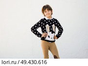 Nice seven years old girl with short hair smiling on camera on a white wall. Стоковое фото, агентство Ingram Publishing / Фотобанк Лори