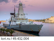 Valletta, Malta - Nov 7 2018, Panoramic view of the moored warship HMS Duncan D37 at sunset, without people, in the port of Valletta, Malta. Редакционное фото, фотограф Сергей Богомяко / Фотобанк Лори