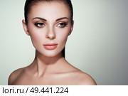 Beautiful Young Woman with Clean Fresh Skin. Perfect Makeup. Beauty Fashion. Eyelashes. Cosmetic Eyeshadow. Highlighting. Cosmetology, Beauty and Spa. Стоковое фото, агентство Ingram Publishing / Фотобанк Лори