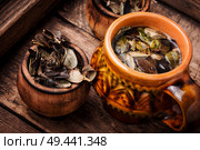 Cowberry leaf tea.Cup of tea on wooden rustic table. Cup of herbal tea. Стоковое фото, агентство Ingram Publishing / Фотобанк Лори