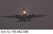 Passenger plane landing at night. Стоковое видео, видеограф Михаил Коханчиков / Фотобанк Лори