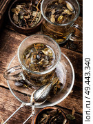 Cup of healthy herbal tea.Cowberry leaf tea. Cup of herbal tea. Стоковое фото, агентство Ingram Publishing / Фотобанк Лори