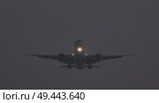 Passenger plane landing at night. Стоковое видео, видеограф Михаил Коханчиков / Фотобанк Лори