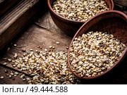 Organic mung beans on ceramic bowl. Natural food ingredients. Mung bean green crushed. Стоковое фото, агентство Ingram Publishing / Фотобанк Лори