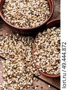 Organic mung beans on ceramic bowl. Natural food ingredients. Heap of mung beans. Стоковое фото, агентство Ingram Publishing / Фотобанк Лори