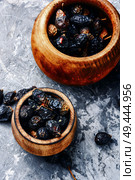 Dried red rose hips in bowl.Medicinal plants. Dry berry rose hips. Стоковое фото, агентство Ingram Publishing / Фотобанк Лори