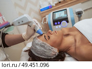Woman getting cosmetic procedures at beauty center. Стоковое фото, агентство Ingram Publishing / Фотобанк Лори