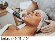 Woman getting cosmetic procedures at beauty center. Стоковое фото, агентство Ingram Publishing / Фотобанк Лори