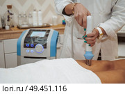Woman getting cosmetic procedures at beauty center. Стоковое фото, агентство Ingram Publishing / Фотобанк Лори