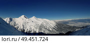 Pirin mountains winter snow peaks panorama with clear blue sky in Bansko, Bulgaria. Стоковое фото, агентство Ingram Publishing / Фотобанк Лори