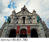 A closeup of Basilica Sacre Coeur in Montmartre. Large medieval cathedral. Sacred Heart, popular landmark, highest city point in Paris, France. Стоковое фото, агентство Ingram Publishing / Фотобанк Лори