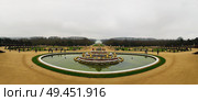 Panorama of Latona Fountain in the Garden of Versailles in France. World Heritage in a cold winter day, bare trees and cloudy sky. Стоковое фото, агентство Ingram Publishing / Фотобанк Лори