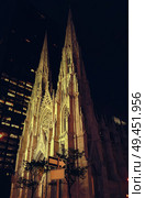 New York City Saint Patrick Cathedral on Manhattan 5th avenue at night. Стоковое фото, агентство Ingram Publishing / Фотобанк Лори
