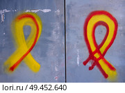 Catalonia yellow ribbon tie sign asking for freedom to politic prisioners. Стоковое фото, агентство Ingram Publishing / Фотобанк Лори