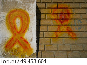 Catalonia yellow ribbon tie sign asking for freedom to politic prisioners. Стоковое фото, агентство Ingram Publishing / Фотобанк Лори