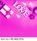 Creative love background concept in pink purple neon color. Word Love sign with gift box and decorations . Valentines day greeting and shopping sale, abstract love symbol template or layout. Стоковое фото, агентство Ingram Publishing / Фотобанк Лори