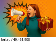 Яркая рекламная сцена в стиле поп-арт: рыжеволосая девушка в бирюзовом свитере эмоционально кричит в мегафон с красной вставкой, удерживая в другой руке подарочную коробку с золотым бантом. Позади — яркий взрывной графический элемент в стиле комиксов, с оранжево-жёлтым градиентом и точечной текстурой. Левый край фона уходит в фиолетово-бирюзовый оттенок, создавая контраст. Атмосфера динамичная и энергичная, акцент на внимание, призыв к действию, эмоции и промо. Это универсальный шаблон для рекламного баннера, публикации в соцсети, карточки товара на маркетплейсе или оформления блока на сайте. Идеально подходит для оформления акций, распродаж, спец-предложений и маркетинговых кампаний. Стоковое AI-изображение, AI-художник Sergey Starostin / Фотобанк Лори