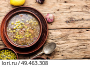 Peruvian Chicken Soup With Cilantro And Quinoa.Aguadito de Pollo. Peruvian Chicken Soup. Стоковое фото, агентство Ingram Publishing / Фотобанк Лори