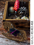 symbolic Christmas toys for the holiday spruce. Стоковое фото, агентство Ingram Publishing / Фотобанк Лори