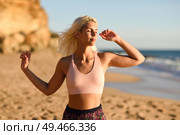 Woman enjoying the sunset on a beautiful beach in Cadiz, Andalusia, Spain. Young female opening arms and breathing the sea air.. Woman enjoying the sunset on a beautiful beach. Стоковое фото, агентство Ingram Publishing / Фотобанк Лори