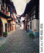 Narrow streets of the old Eguisheim village with half-timbered medieval houses along the famous wine route in Alsace, France. Стоковое фото, агентство Ingram Publishing / Фотобанк Лори