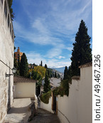 View of Granada street in the Realejo neighborhood with views of the Sierra Nevada and the Alhambra Palace. Andalusia, Spain. Granada street in the Realejo neighborhood with views of the Sierra Nevada. Стоковое фото, агентство Ingram Publishing / Фотобанк Лори