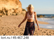 Woman enjoying the sunset on a beautiful beach in Cadiz, Andalusia, Spain. Young female opening arms and breathing the sea air.. Woman enjoying the sunset on a beautiful beach. Стоковое фото, агентство Ingram Publishing / Фотобанк Лори