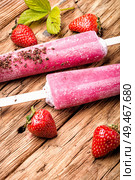 Strawberry ice cream and fresh berries.Ice cream sundae. Strawberry ice cream or popsicles. Стоковое фото, агентство Ingram Publishing / Фотобанк Лори