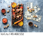 Summer picnic with shashlik and lotto board game.Barbecue and board games.Kebab. BBQ picnic and lotto. Стоковое фото, агентство Ingram Publishing / Фотобанк Лори
