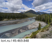 River passing through landscape, with mountains in the background, North Saskatchewan River, Icefields Parkway, Jasper, Alberta, Canada. Стоковое фото, агентство Ingram Publishing / Фотобанк Лори