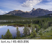 Reflection of mountain in North Saskatchewan River, David Thompson Highway, Clearwater County, Alberta, Canada. Стоковое фото, агентство Ingram Publishing / Фотобанк Лори