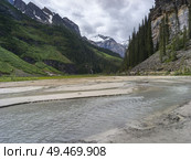 Lake Louise and Rocky Mountains, Banff National Park, Alberta, Canada. Стоковое фото, агентство Ingram Publishing / Фотобанк Лори