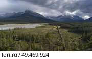 Clouds over landscape, Saskatchewan River Crossing, Icefields Parkway, Jasper, Alberta, Canada. Стоковое фото, агентство Ingram Publishing / Фотобанк Лори