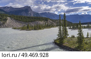 River with mountains in the background, Saskatchewan River Crossing, Icefields Parkway, Jasper, Alberta, Canada. Стоковое фото, агентство Ingram Publishing / Фотобанк Лори