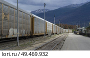 Freight train on tracks, Jasper National Park, Jasper, Alberta, Canada. Стоковое фото, агентство Ingram Publishing / Фотобанк Лори