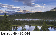North Saskatchewan River with mountains in the background, David Thompson Highway, Clearwater County, Alberta, Canada. Стоковое фото, агентство Ingram Publishing / Фотобанк Лори